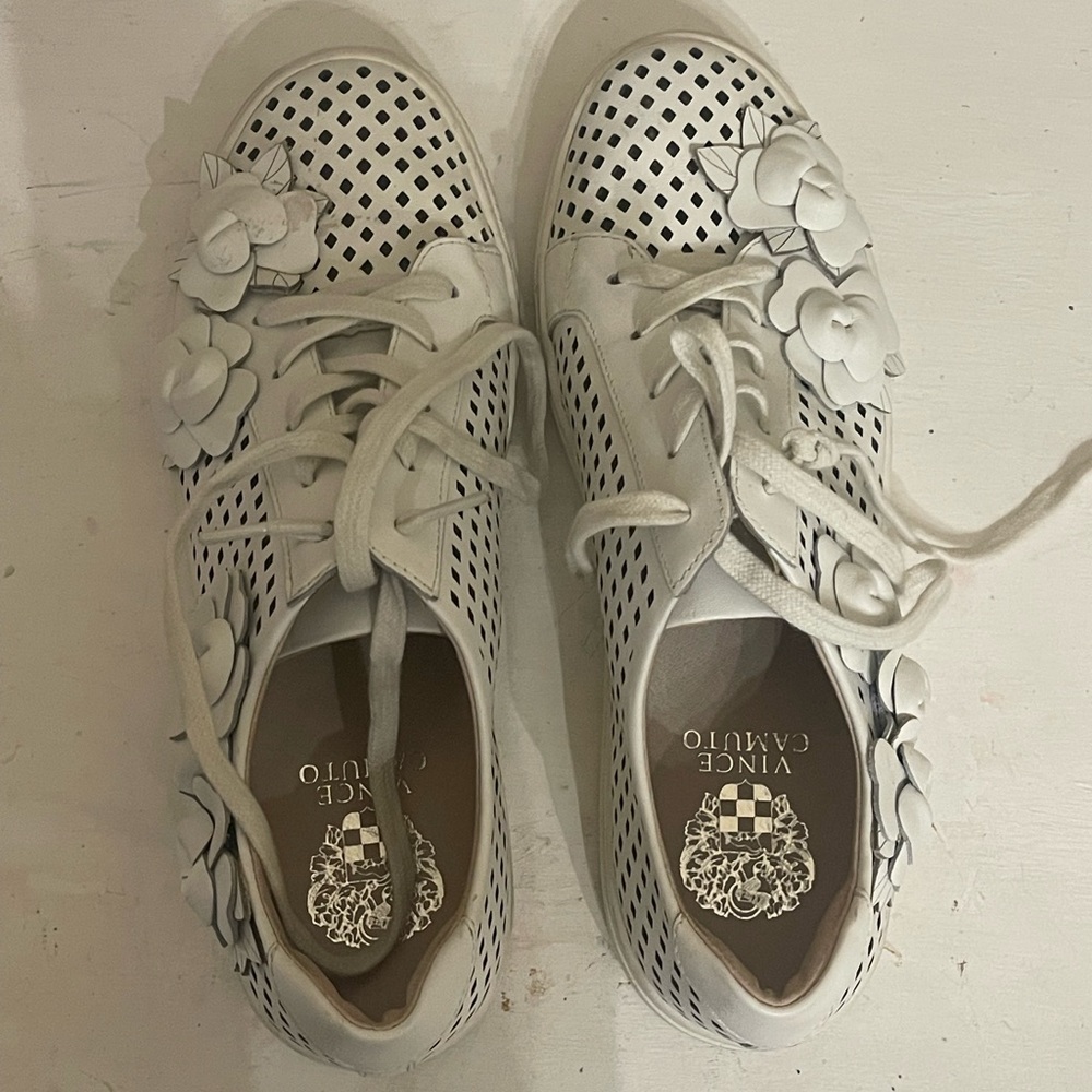 VINCE CAMUTO White leather floral shoes